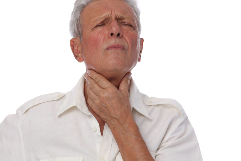 Kranker älterer Mann mit Halsschmerzen